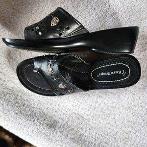 Sz 8 BareTrap sandals black with silver jewelry